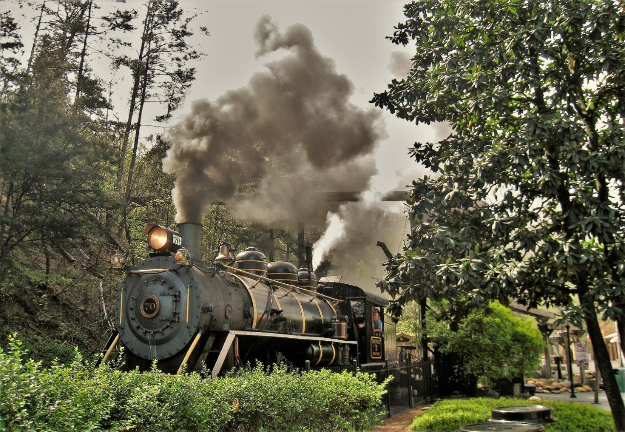 Magical Moments, Hot Tub, Wifi, 1089 Free Tickets Each Paid Day, Dollywood And More Гетлинбург Екстериор снимка
